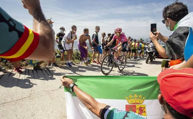 Aficionados extremeños al ciclismo animan a los corredores de la Vuelta cuando subían a las Villuercas ./HOY