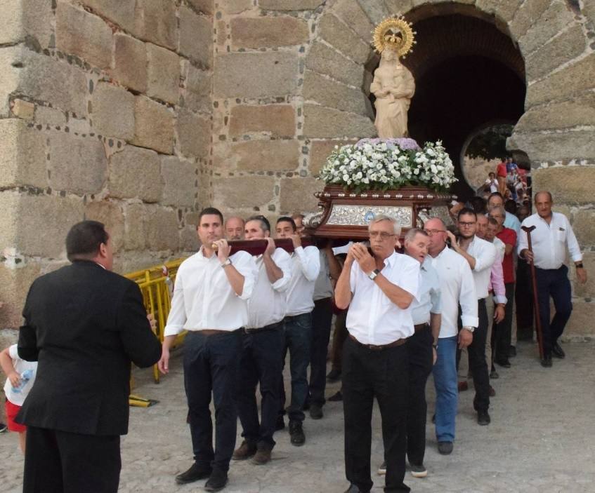 Procesión de la Patrona hacia la iglesia de San Martín. /JSP