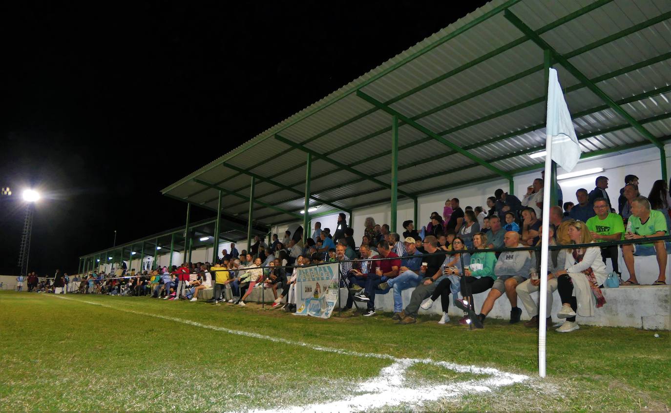Una zona del campo de fútbol, con la nueva iluminación /IVÁN REDONDO