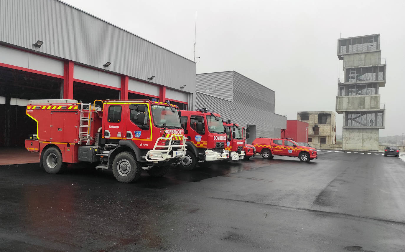 El nuevo parque de bomberos con sus vehículos 