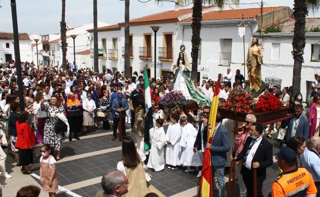 Una plaza abarrotada disfrutó del encuentro entre Jesús Resucitado y la Virgen en el domingo de Resurreción en Valverde/Fernando Negrete Sosa