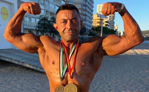 Pedro Burguillos posa en Platja D'Aro con sus medallas /CEDIDA