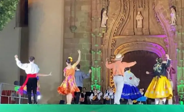 El Ballet Folklórico 'Sabor Boricua' baila junto a Moncovil la Jota de la Uva. /M.Á.P.