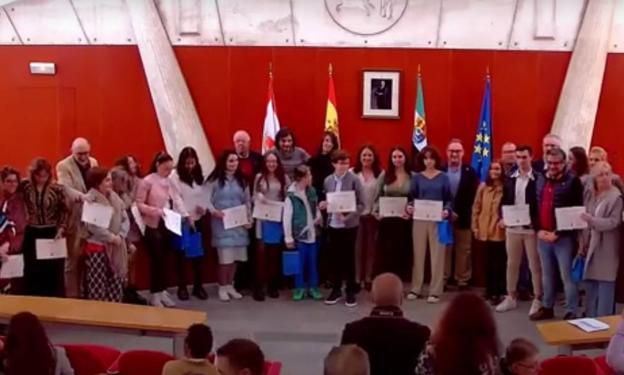 Foto de familia con los ganadores de la tercera edición de los Premios a la Excelencia Académica /CEDIDA