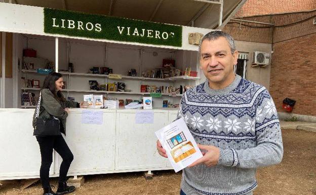 Garci con su libro 'Remedios Medicinales y supersticiones en Villafranca de los Barros'. /M.Á.P.