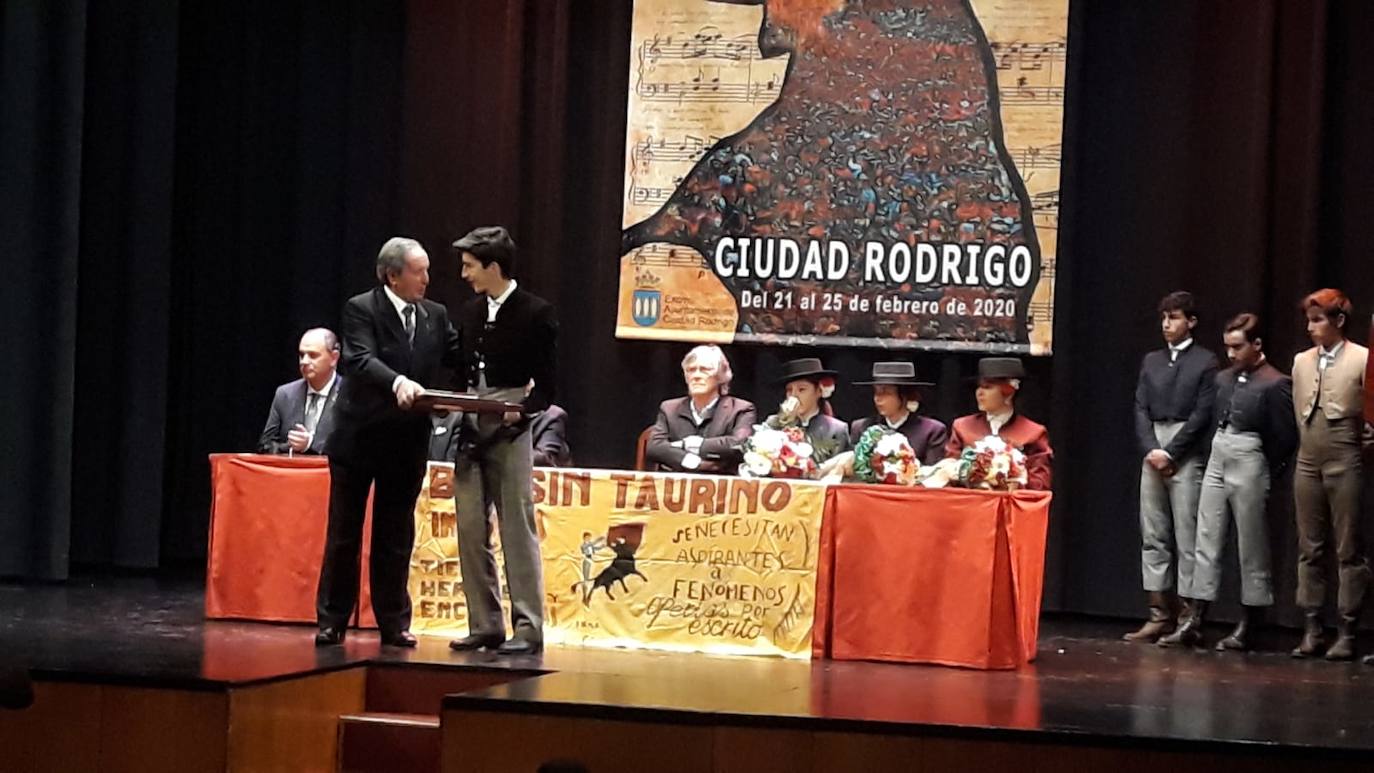 Manuel Perera recibe el trofeo del Bolsín
