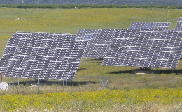 Placas solares instaladas en la localidad, imagen de archivo.