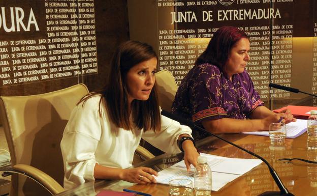 Isabel Gil Rosiña junto a la consejera de Agriculutra, Begoña García, tras el Consejo de Gobierno