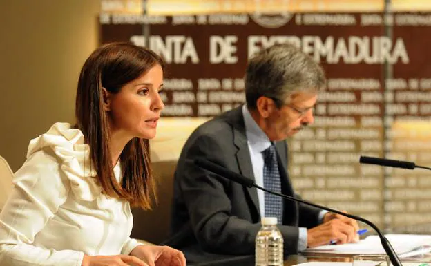 La portavoz de la Junta, Isabel Gil Rosiña, y el consejero de Economía, José Luis Navarro. :: /BRÍGIDO
