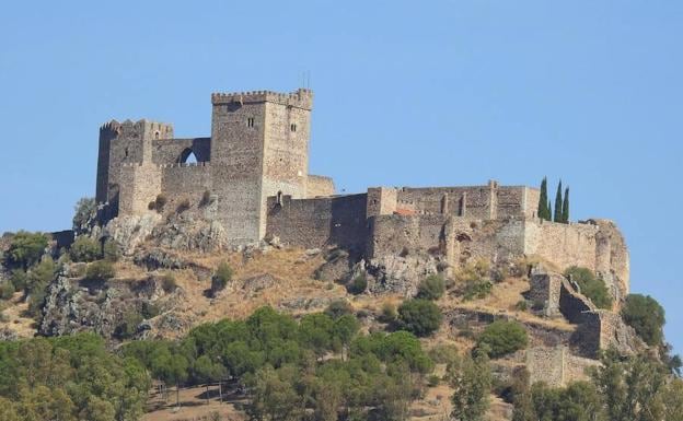 Vista del imponente castillo de Alburquerque. ::/Esperanza Rubio