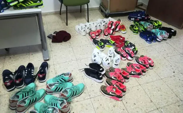 Corchete Oceanía audiencia La Policía pone 34 denuncias e interviene 90 pares de zapatillas en los  mercadillos de Badajoz | Hoy