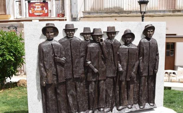 Escultura dedicada a los chalanes en la plaza de Campanario:: F.H.