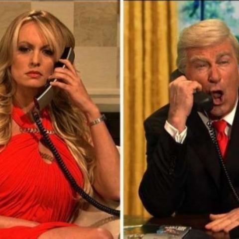 Stormy Daniels y el falso Trump, interpretado por Alec Baldwin./