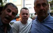 El pastor Brunson escoltado por policías de paisano./AFP