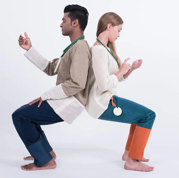 Dos modelos visten prendas de la gama 'Sensewear', diseÃ±ada para afectados por trastornos sensoriales. Arriba, Emmanuela Corti e Ivan Parati. :: r. c./