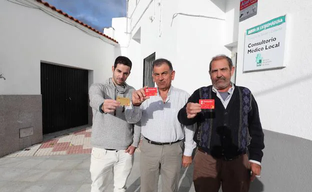El alcalde, JosÃ© A. Carmona (centro), y dos vecinos en el consultorio donde se instalarÃ¡ el cajero. :: BRÃGIDO /