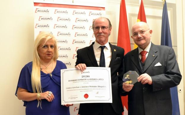 Julio Gómez Esteban, en el centro, con el galardón. :: HOY/