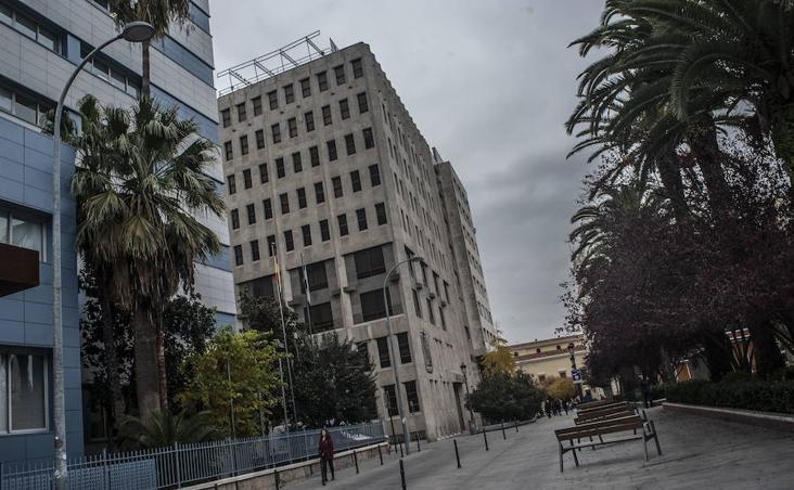 12 de diciembre. El Paseo de San Francisco acogerá la nueva sede institucional de Cajalmendralejo en la capital pacense, en la antigua sede de Caja Badajoz :: 