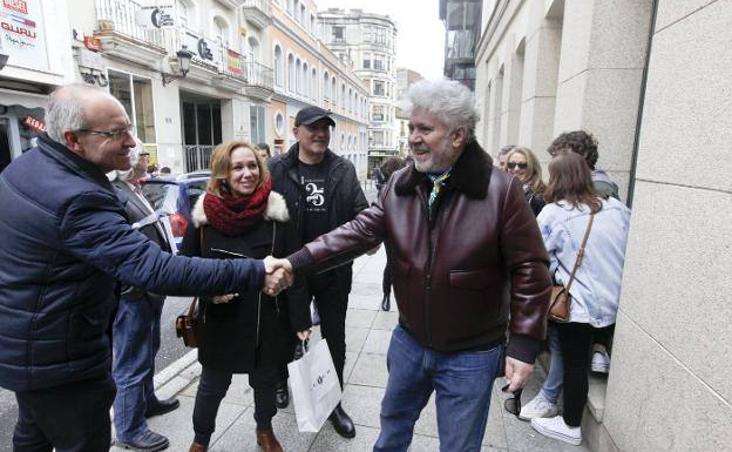 18 de marzo. «Me hace ilusión venir a Cáceres porque en esta ciudad empecé a ver cine. Almodóvar confiesa que le gustaría rodar en la Ciudad Monumental. ::