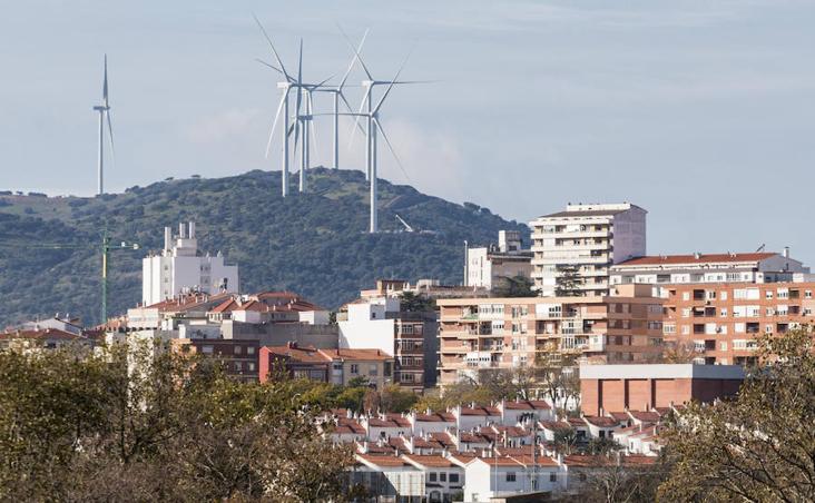 25 de octubre. El paisaje de las afueras de Plasencia comenzó a cambiar, ya que se puso en pie el primer aerogenerador de la región, en la sierra del Merengue. Mide 84 metros de altura y su rotor tiene 126 metros de diámetro. Otros 14 molinos se montaron en los días subsiguientes. :: 