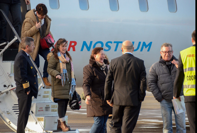 30 de octubre. La declaración de los vuelos desde Badajoz a Madrid y Barcelona como Obligación de Servicio Público ha permitido que muchos extremeños hayan podido ir y volver en Navidad a la capital de España por 97 euros y a la Ciudad Condal por 178 euros. :: 