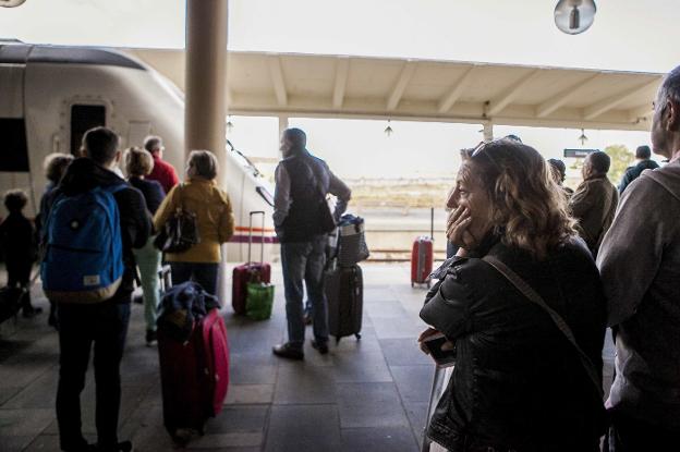 Pasajeros esperando a montar en un tren en la estación de Cáceres. :: hoy/