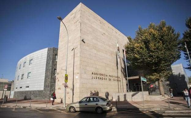 El violador ha sido juzgado y condenado por la Audiencia Provincial de Cáceres. :: JORGE REY/