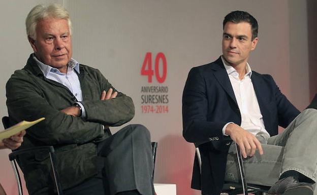 Felipe González, presidente del Gobierno en 1995, y Pedro Sánchez, en una imagen de archivo./EFE