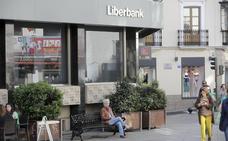 Un banco para sentarse ante un banco para el dinero, en Cáceres. :: Lorenzo Cordero/