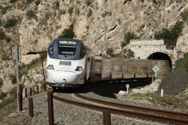 Tren híbrido en servicio en Murcia, como el que puso de ejemplo Ábalos para Extremadura. /HOY