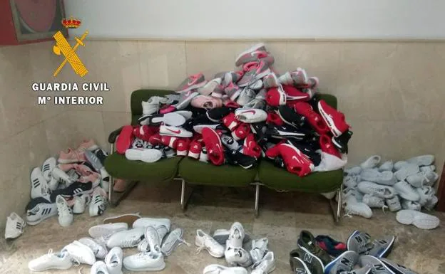 aniversario Destello al menos Descubierto con un centenar de zapatillas falsas que iba a vender al  mercadillo de Badajoz | Hoy