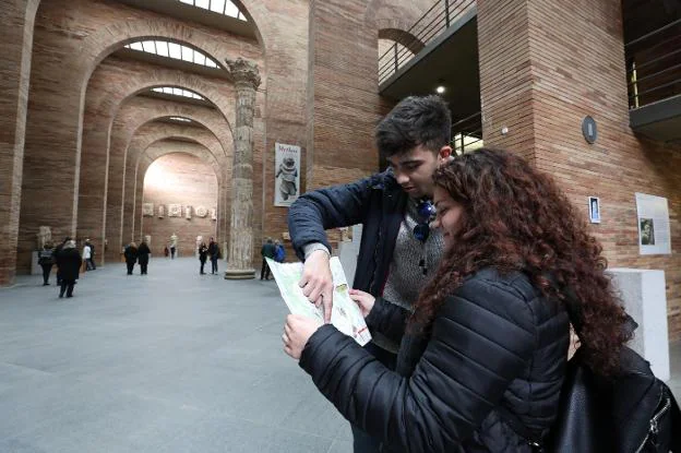 Visitantes al Museo de Arte Romano consultan un mapa. :: brígido/