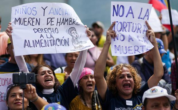 Opositores protestan contra el Gobierno de Nicolás Maduro frente a la sede de los programas de desarrollo de la ONU en Caracas./AFP