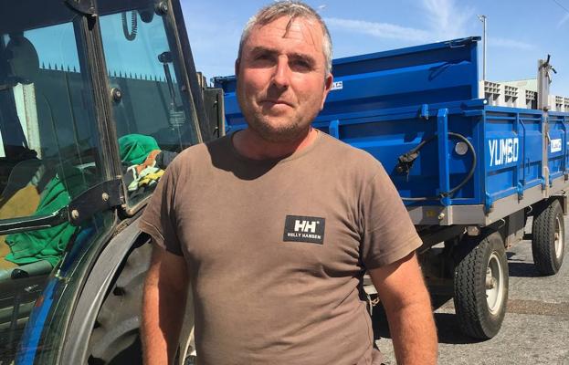 José Antonio García junto a su tractor. :: G.C./