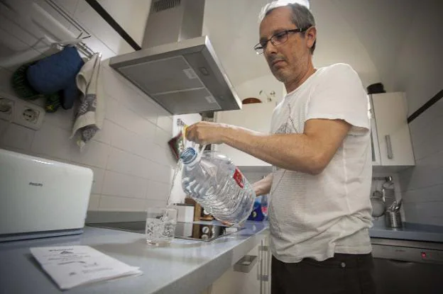 Un vecino del casco viejo que tiene plomo en su vivienda consume agua embotellada. :: hoy/