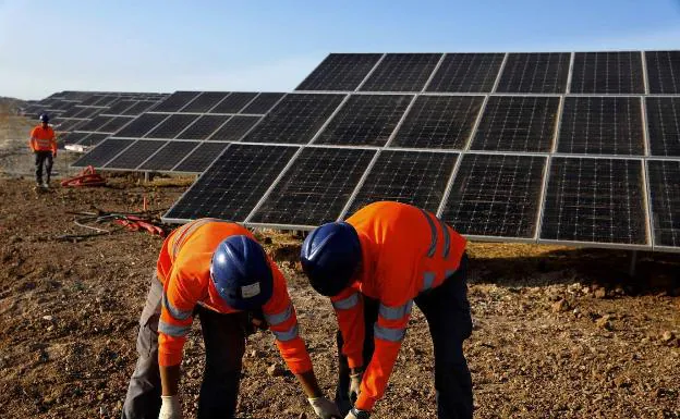 Instalación de placas solares en una planta fotovoltaica en obras en la región. /HOY