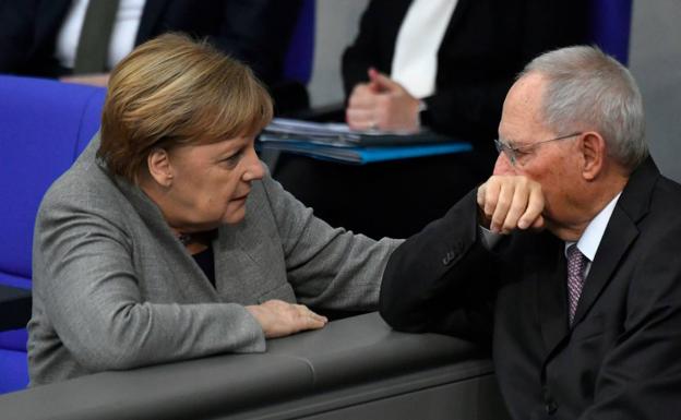 La canciller Merkel junto a Schaeuble, presidente del Bundestag./AFP