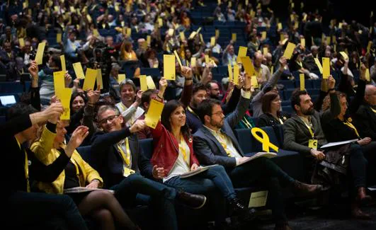Los compromisarios de ERC votan, este sábado, una de las resoluciones del congreso del partido independentista./EP