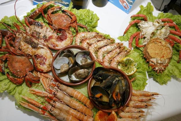 Mesa llena de mariscos. :: HOY/