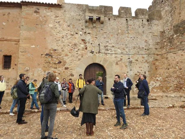 1.Los socios del proyecto de la Diputación visitando castillos./