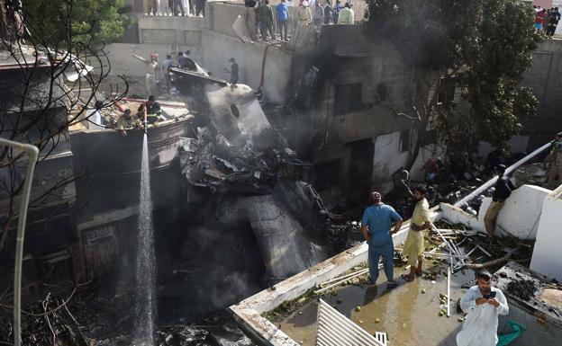 Estado en el que quedaron los restos del avión siniestrado y las casas contra las que se estrello en Karachi (Pakistán)./AFP