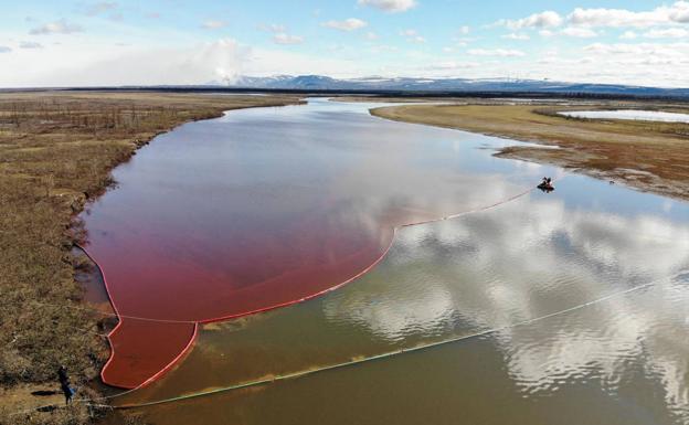 Diques flotantes controlan el vertido de diésel en la región del Ártico ruso./AFP