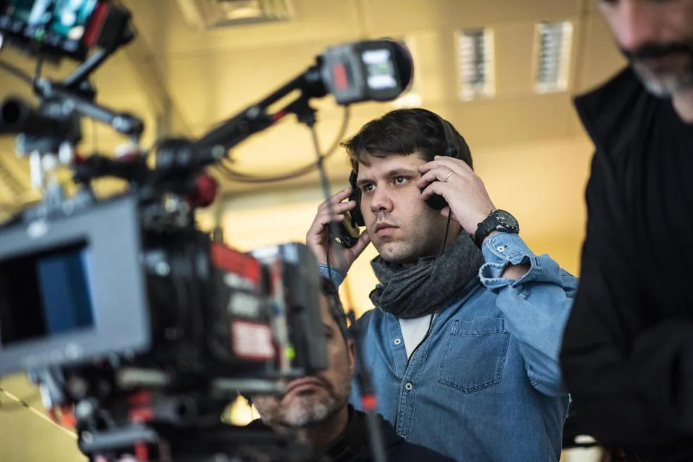 El director placentino Santiago Requejo durante un momento del rodaje de 'Abuelos'. / CEDIDA