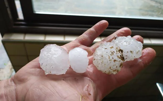 Granizos recogidos en la localidad de Pinofranqueado, en Las Hurdes./@jurdanobrif