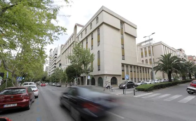 El asilo de las Hermanitas de los Pobres está en pleno Paseo de Cánovas. El edificio, de grandes dimensiones, hace esquina con la calle Catedrático Antonio Silva./LORENZO CORDERO