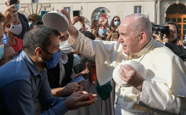 El Papa bendice a un feligres./Efe