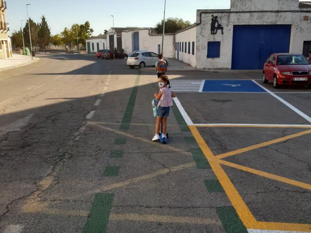 El Ayuntamiento ha creado el camino escolar seguro para que los niños vayan andando al colegio. / L. C. G.