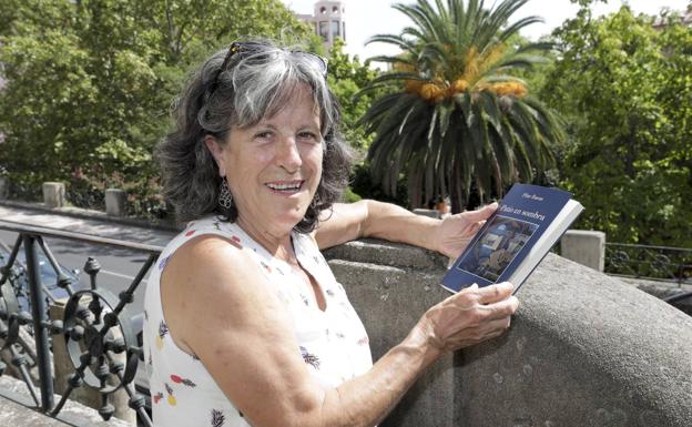 Pilar Bacas con su última novela, 'Patio en sombra'./LORENZO CORDERO