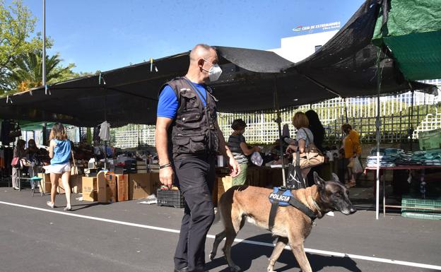 La unidad canina de la Policía Local supervisa el mercadillo de la Hispanidad.