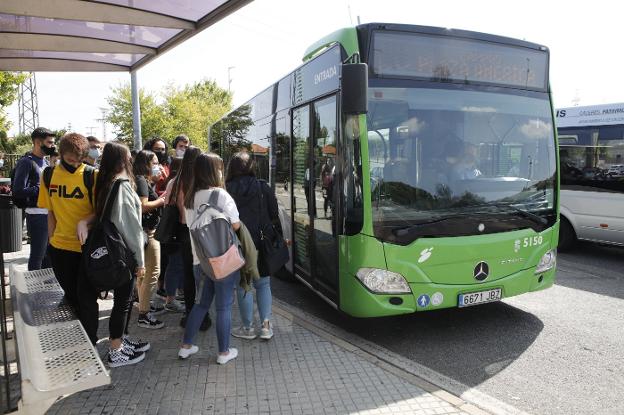 Estudiantes en una de las paradas de campus universitario de Cáceres, esta semana. / ARMANDO MÉNDEZ